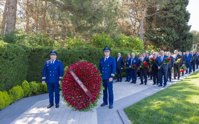 AZAL kollektivi Fəxri xiyabanı ziyarət edib - FOTOLAR