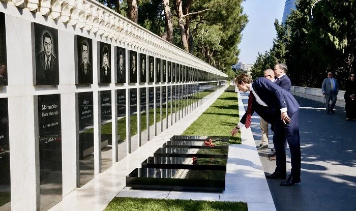Rubionun köməkçisi Şəhidlər xiyabanını ziyarət etdi