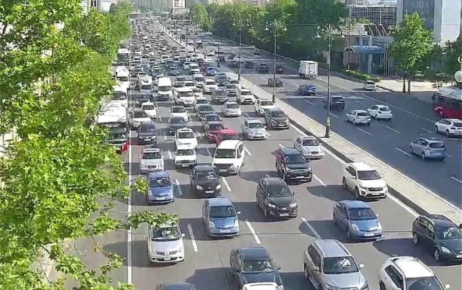 На бакинских улицах наблюдаются сильные пробки