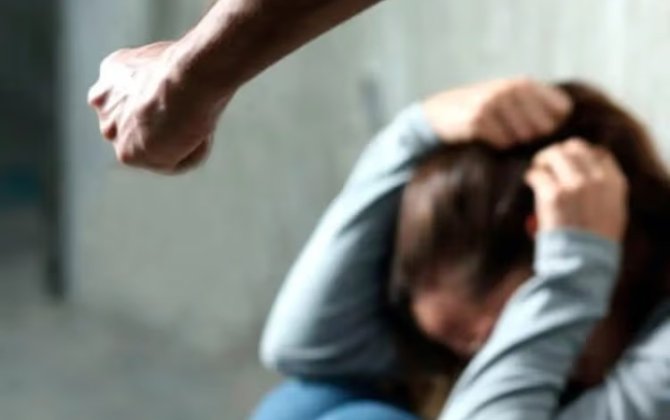 Azərbaycanda DƏHŞƏT: Bıçağı anasının boğazına sapladı