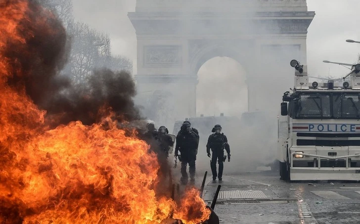 Во Франции готовятся к беспорядкам после парламентских выборов
