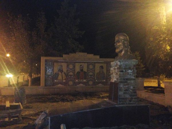 Göygöldəki Nizami Gəncəvi abidəsi baxımsız vəziyyətdədir 
