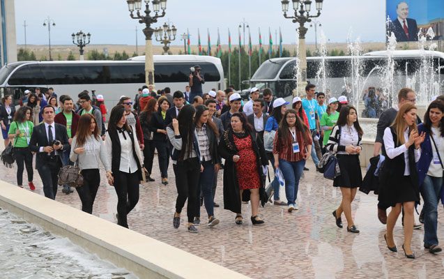 AvropalÄ± qonaqlar GÉ™ncÉ™dÉ™ -  Foto