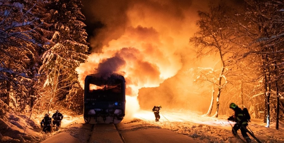 Partizanlar Rusiyada hərbi elektrovozu yandırdı... 
