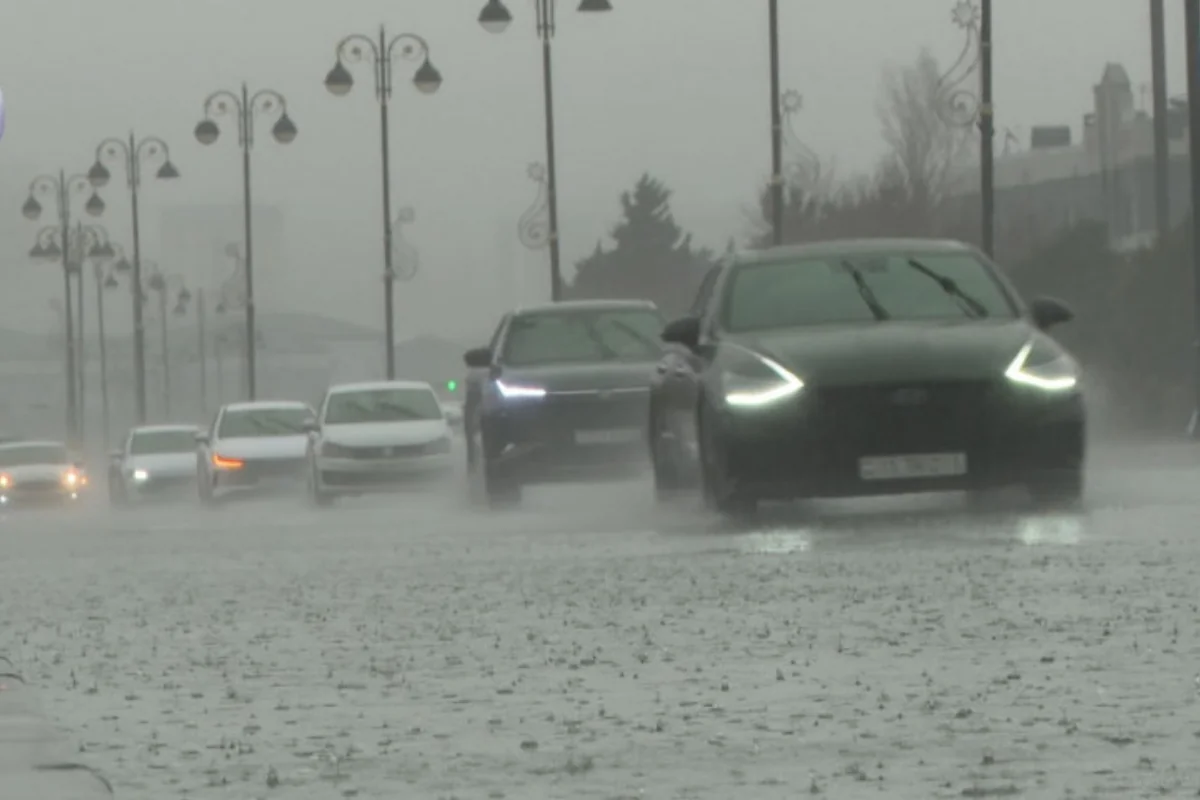 Yağışlı havada piyadalara su sıçradan sürücüləri hansı cəza gözləyir? - VİDEO