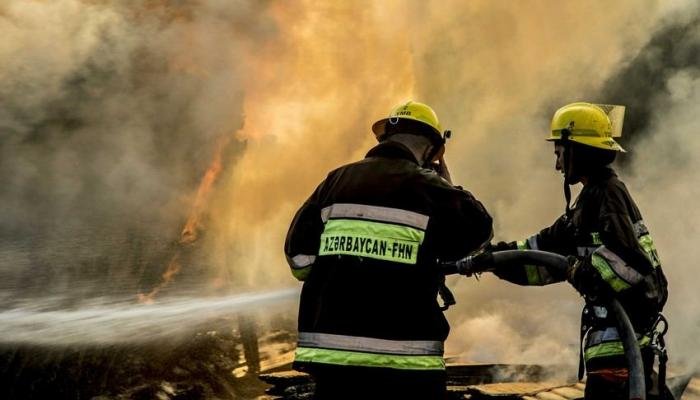 Bakıda evdə yanğın söndürülüb - YENİLƏNİB - VİDEO