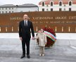Prezidentin əlindən tutduğu qız kimdir? - FOTO