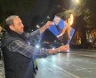 Gürcüstandakı mitinqdə azərbaycanlı jurnalist Putinin və İvanişvilinin portretlərini yandırdı...