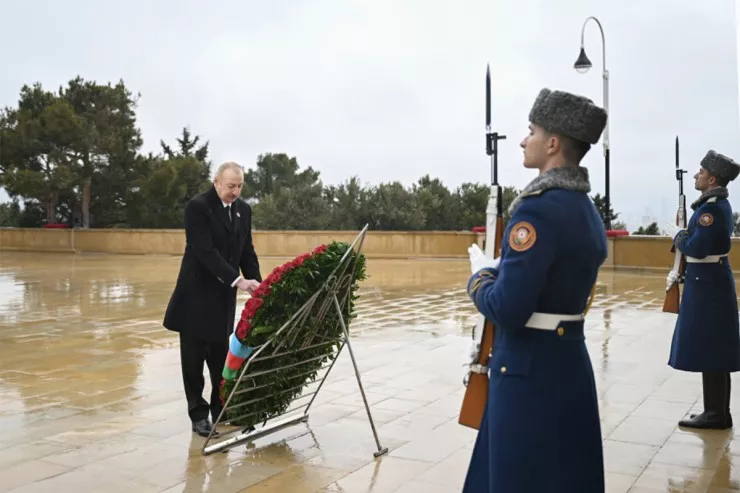 İlham Əliyev 20 Yanvar şəhidlərinin xatirəsini yad etdi - FOTOLAR