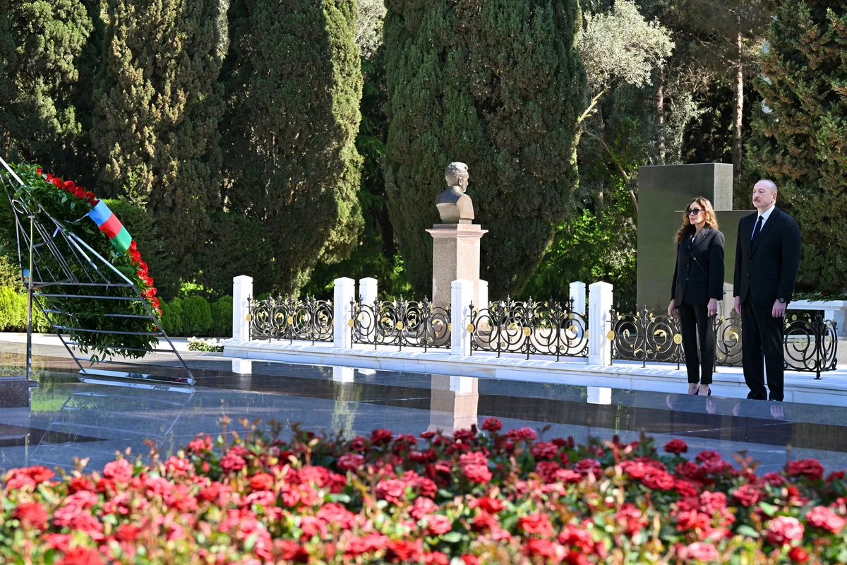 İlham Əliyev və Mehriban Əliyeva Fəxri xiyabanda Heydər Əliyevin məzarını ziyarət ediblər - FOTO