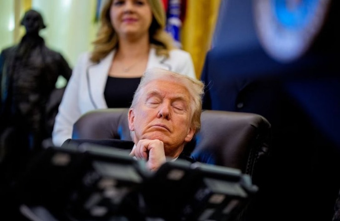 Tramp Ağ Evdə rəsmi tədbir zamanı yuxuya getdi...-FOTO+VİDEO