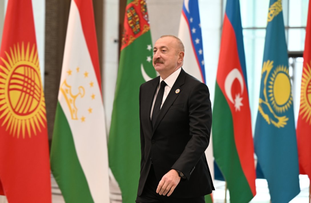 Prezident İlham Əliyev Daşkənddəki Konqres Mərkəzinə gəlib - FOTO