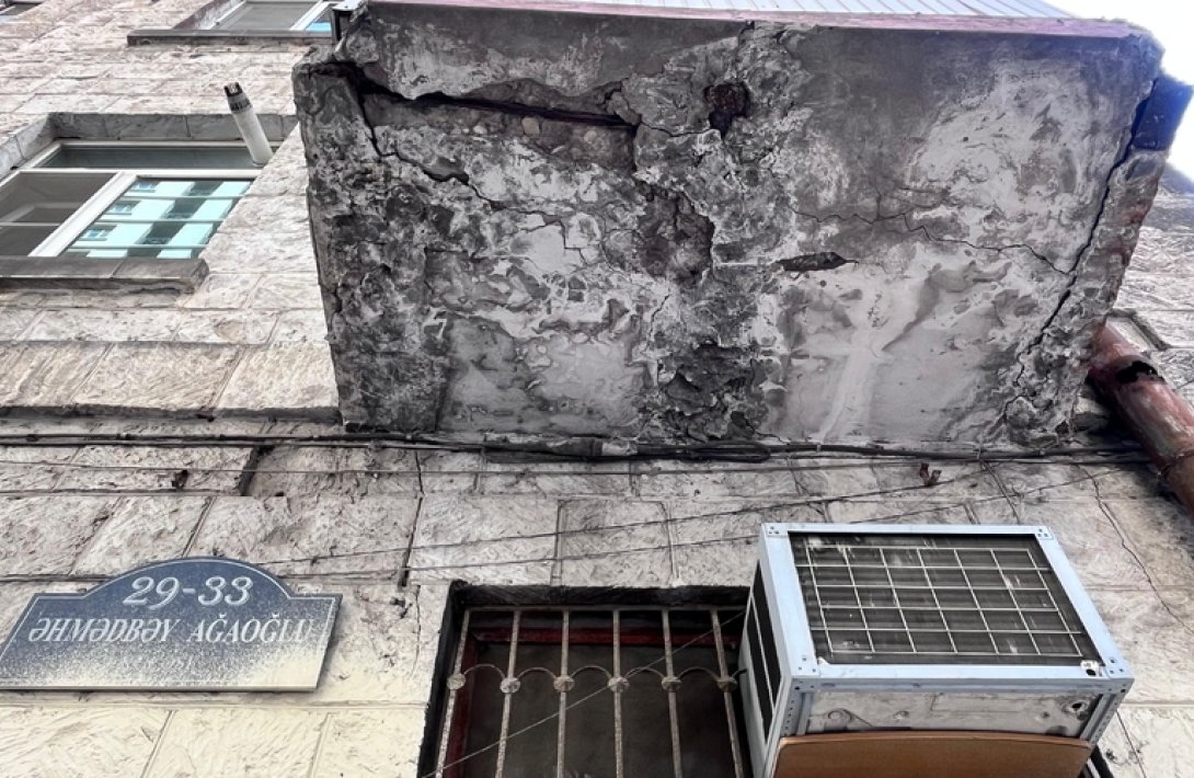 Bakıda köhnə bina eyvanları ölüm saçır!..- FHN, icra hakimiyyətləri, Dövlətqaçqınkom təcili tədbirlər görməlidir!..