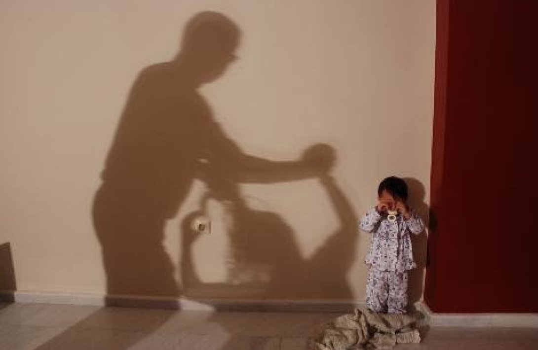 Zorakılıq tərbiyə deyil: Ailədə böyüyən travmalar cəmiyyətə necə qayıdır? — Sosioloq açıqlayır