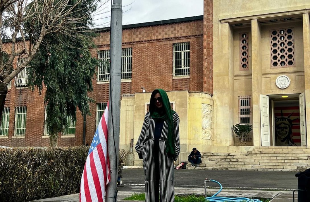 Xarici jurnalist ABŞ-ın İrandakı 47 il öncə dağıdılmış keçmiş səfirliyinin binasında...+VİDEO