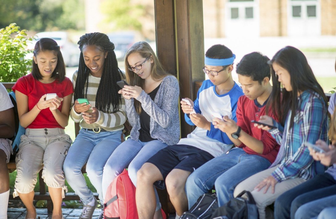 Sosial medianın gənclərə təsiri: dəyərlər və məsuliyyət balansı necə qorunmalıdır?
