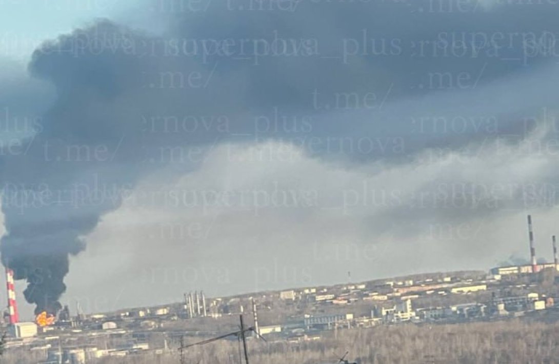 Ukrayna Rusiyanın 1400 km məsafədəki böyük neft zavodunu vurdu...+VİDEO
