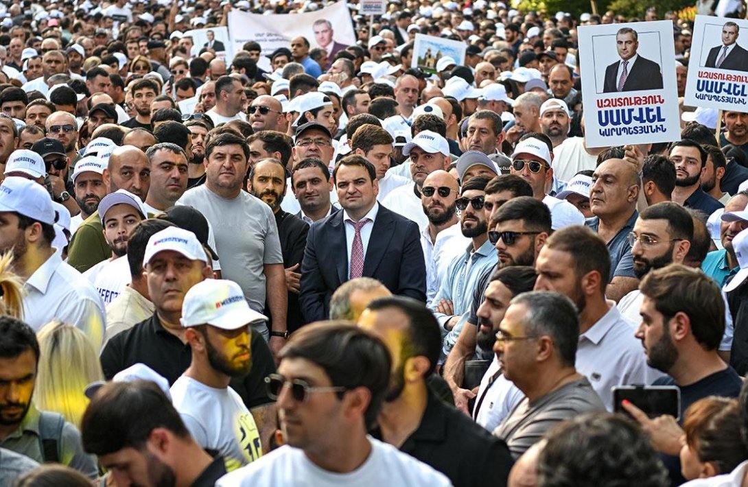 Karapetyanın mitinqinə gedən hər erməniyə 3000 dram(8 $) və 2 peraşki verirlər...-AUDİO