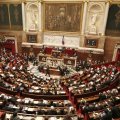 Парламент Франции выразил вотум недоверия правительству