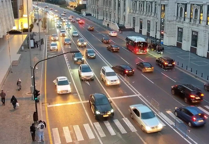 На некоторых улицах и проспектах столицы затруднено движение транспорта