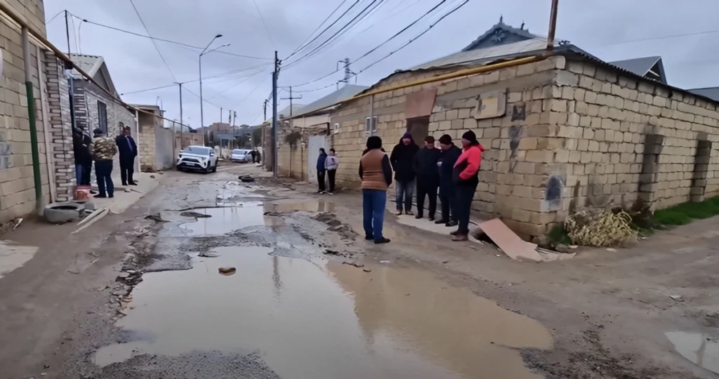 Kanalizasiya xətti partladı, yeni çəkilən yol sıradan çıxdı – PROBLEM + VİDEO