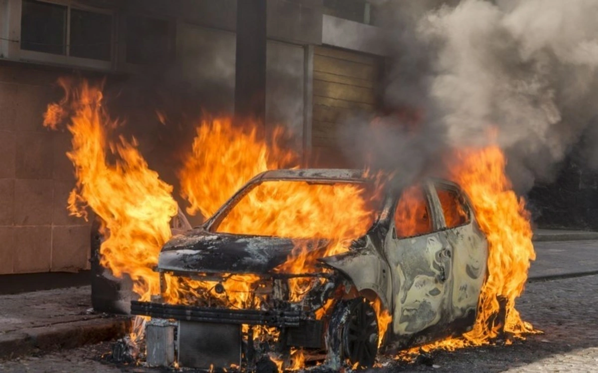 Bakıda “Toyota” yandı - Yaxınlıqdakı maşınlara ziyan dəydi