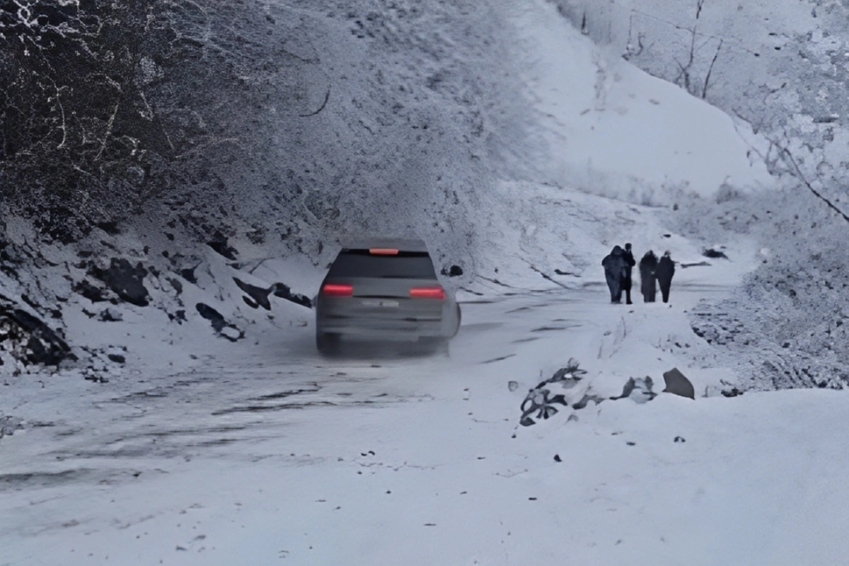 На обледеневшей дороге в Габале возникла опасная ситуация