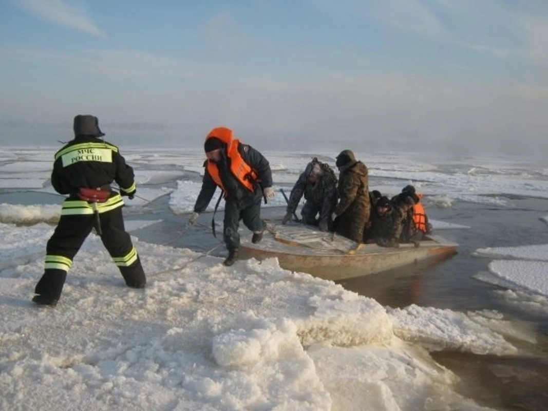 В Сахалинской области около 300 рыбаков унесло на льдине в Охотское море-ВИДЕО