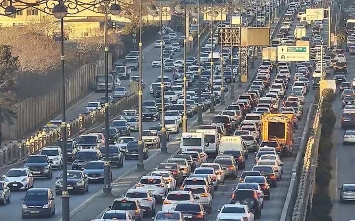 На дорогах столицы затруднено движение транспорта