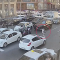 Bakıda yolu qaçaraq keçən piyadanı maşın vurdu - VİDEO