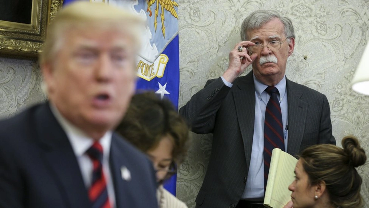 СМИ: ФБР изъяло у экс-помощника Трампа Болтона компьютеры и телефоны