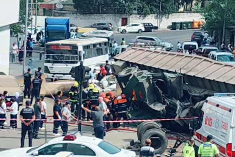 В Баку грузовик сорвался с моста на автомобили, число жертв возросло -ВИДЕО