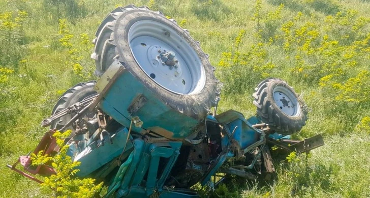 В Лачыне трактор сорвался в овраг, водитель погиб