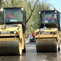В Гяндже асфальтоукладчик опрокинулся на легковой автомобиль