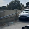 Bakıda külək işıq dirəyini aşırdı – avtomobilə ziyan dəydi
