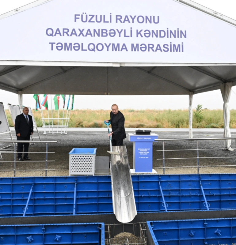 İlham Əliyev Füzuli rayonunun yeni salınacaq Qaraxanbəyli kəndinin təməlini qoyub