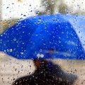 В Баку усилился ветер и продолжается дождь