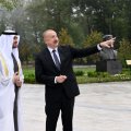 Prezidentlər güllələnmiş heykəllərə baxıblar - FOTOLAR