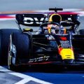 Пилот Red Bull лидирует в основной гонке 