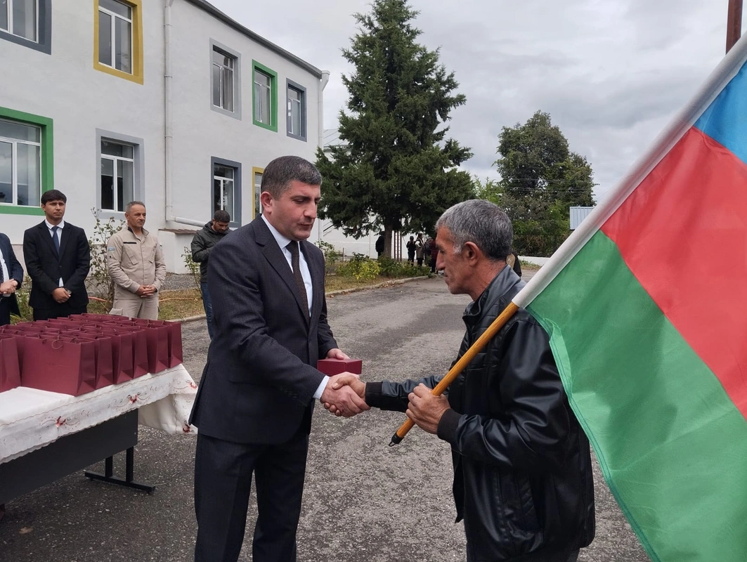 Növbəti köç karvanı Ağdərənin Həsənriz kəndinə çatdı, açarlar təqdim edildi - FOTO