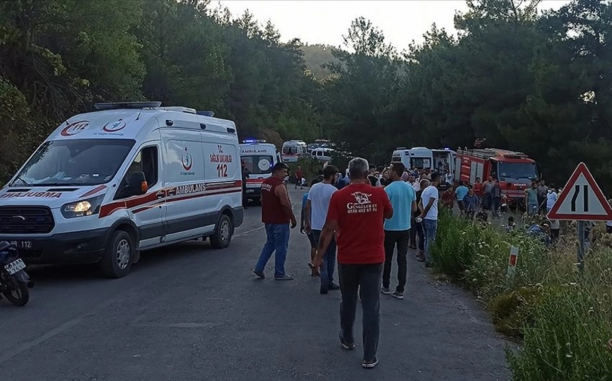 В Турции в ДТП с микроавтобусом погибли два человека, восемь пострадали