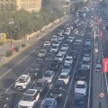 На ряде улиц и проспектов Баку затруднено движение транспорта