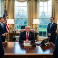 Трамп примет участие в закрытом брифинге по разведке