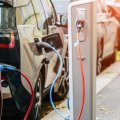 Elektromobil və hibrid avtomobillərin şarj məntəqələrində qanunsuz parklanma - VİDEO