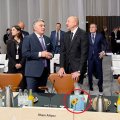 Hər bir liderin stoluna qoyulan günəbaxanların sirri... - FOTOLAR
