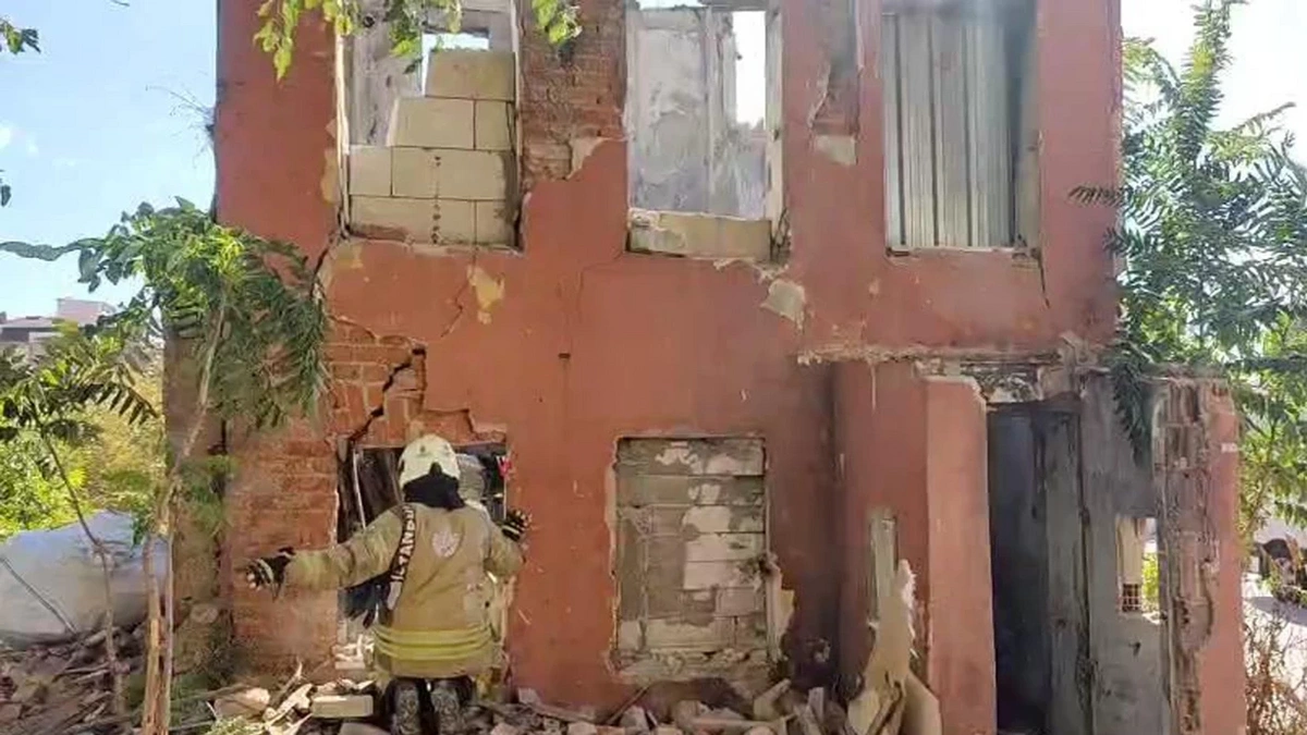 İstanbulda bina çökdü