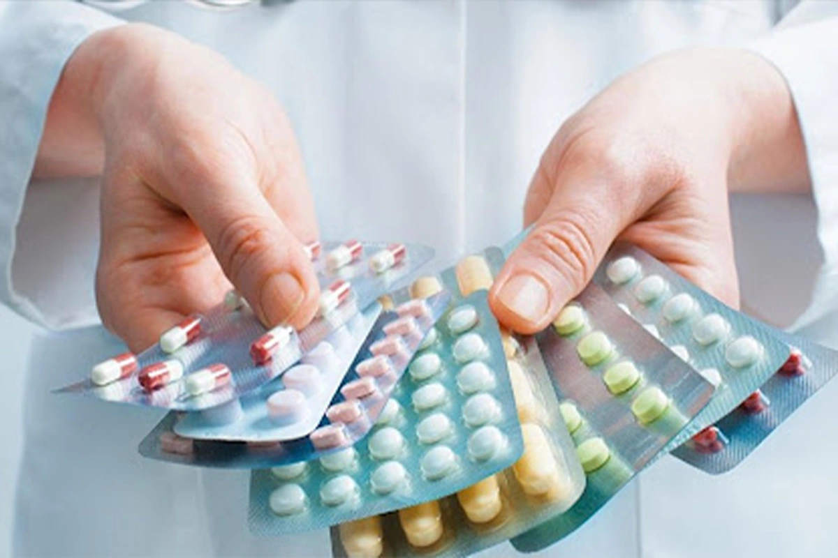 Aptekdə vətəndaşa vaxtı keçmiş vitamin satılıb? - VİDEO