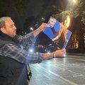 Gürcüstandakı mitinqdə azərbaycanlı jurnalist Putinin və İvanişvilinin portretlərini yandırdı...