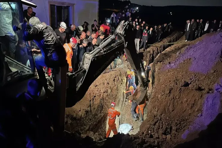 Türkiyədə torpaq uçqunu baş verdi: iki qardaş öldü