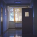 В Гяндже 71-летний мужчина выпал из окна больницы и умер